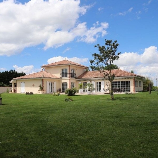  DEMEURES MAISONS PATRIMOINE : Domaines / Propriétés | PAMIERS (09100) | 200 m2 | 1 300 000 € 